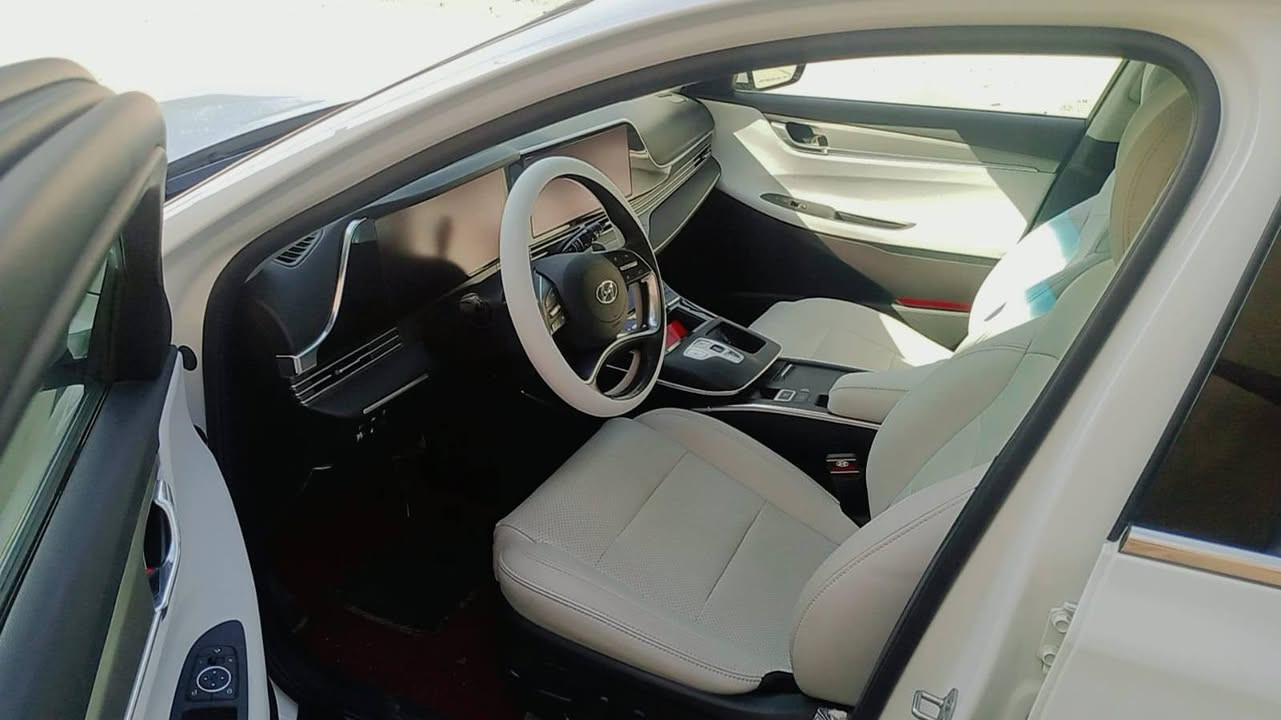 السلام عليكم
للبيع  
هيونداي ازيرا موديل ٢٠٢٣ وارد كوري غاز بلاد 
مكينه ٦ سلندر3000 cc

المواصفات السيارة فول الفول كفاله عامه من الشخط ماشيه 32  
عداد ديجيتال متصل شاشه
رادرات اماميه خلفيه جانبيه 
٣٦٠ درجه 
نقطه عمياء 
اوتو هولد 
سايد بريك بصمه @
تبريد شاشه 

السعر 230 وبيها مجال  
مكان السيارة ديوانيه 
للاستفسار***********
