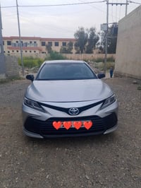 كامري هايبرد موديل 22 وارد خليجي رقم بغداد مكفولة من الضربة والصبغ الس...