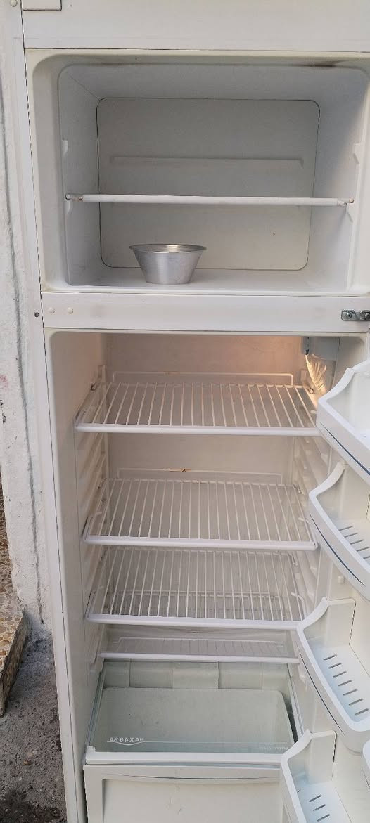 ثلاجه نظيفه حيل شرط شغل سعرها ١٢٥ شرط الشغل تواصل خاص او اتصال عل رقم ***********
