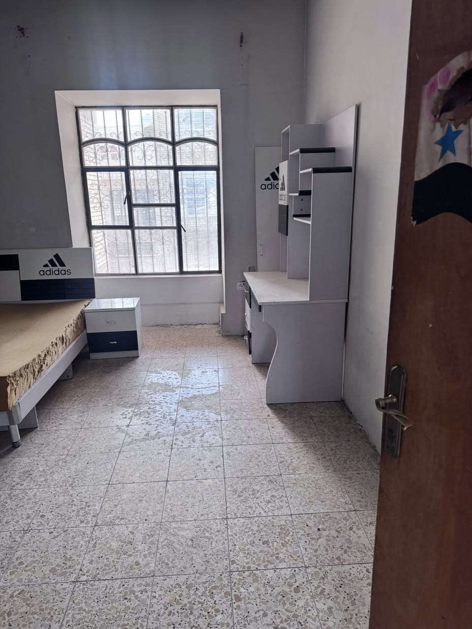 السلام عليكم
عقار للبيع  حي الجهاد مربع الاالوية يبعد عن الشارع التجاري 80 متر 
مساحه 150
مدخلين 
نزال 20
واجهة 7.50
3 غرم نوم 
صاله كبيره 
مطبخ 
حمامات3
كراج 
مخرن 
يحتوي على مطبخ كامل مع سبالت عدد ٣ 
بناء 2005
البيت باسمي  تحويل مباشر 
وحالياً فارغ جاهز للسكن 
للاستفار ***********
