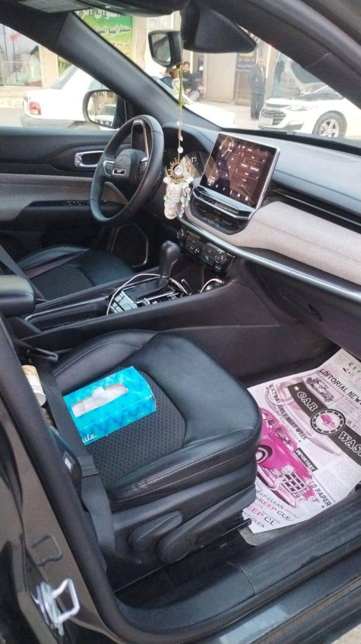 سيارة SUV مدمجة بتصميم عصري، أداء قوي، متكاملة، جيب كومباس لاتيتيود 2023. السيارة وارد أمريكا، وتم تصليحها باحتراف وهي الآن بحالة ممتازة وجاهزة للاستخدام.

⸻

 المواصفات العامة:
 • الموديل: جيب كومباس لاتيتيود (Latitude)
 • السنة: 2023
 • اللون: رمادي معدني (Metallic Gray)
 • بلد المنشأ: وارد أمريكا
 • المسافة المقطوعة: 56000 كم)
 • الحالة: تم تصليحها بالكامل بعد حادث، وتم ترخيصها وتسجيلها في العراق

⸻

 الأداء والمحرك:
 • المحرك: 2.4 لتر، 4 سلندر Tigershark MultiAir 2
 • القوة الحصانية: 180 حصان
 • ناقل الحركة: أوتوماتيكي بـ 9 سرعات
 • نظام الدفع: دفع رباعي (4X4)
 • استهلاك الوقود: اقتصادي، ما بين 7.8 - 9.5 لتر لكل 100 كم

⸻

 التصميم الخارجي:
 • شبك جيب الأيقوني بسبع فتحات مع لمسات كرومية
 • مصابيح أمامية وخلفية LED بالكامل مع إضاءة نهارية DRL
 • عجلات رياضية سوداء قياس 18 إنش
 • سقف بانورامي متوفر في بعض الفئات
 • باب خلفي لسهولة التحميل

⸻

 الداخلية والراحة:
 • عدد المقاعد: 5 مقاعد بتصميم مريح
 • الخامة: مقاعد جلدية فاخرة
 • المقاعد الأمامية: قابلة للتعديل كهربائيًا بـ 8 وضعيات
 • التدفئة: المقاعد الأمامية مزودة بـ خاصية التدفئة
 • التكييف: نظام تحكم بالمناخ ثنائي المناطق
 • نظام المعلومات والترفيه:
 • شاشة لمس 10.1 إنش
 • Apple CarPlay و Android Auto
 • نظام صوتي فاخر
 • منافذ USB-A و USB-C في الأمام والخلف
 • كاميرا رؤية خلفية مع حساسات

⸻

 أنظمة الأمان والمساعدة:

 نظام الكبح التلقائي في حالات الطوارئ
 مساعد البقاء في المسار
 تنبيه النقطة العمياء
 مثبت سرعة متكيف مع ميزة التوقف والانطلاق
 حساسات أمامية وخلفية لصف السيارة
 نظام مراقبة ضغط الإطارات

⸻

   

 مكان السياره كربلاء ***********
