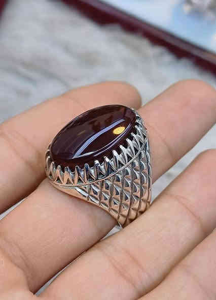 العقيق اليماني الكرزي الطبيعي وصل ✨
قطعة اليوم من العقيق اليماني الطبيعي بلون كرزي ملكي 🍒
و مع صياغة يدوية ثقيلة جدًا 
ب اسم الصايغ صلاح بنبع وبعيار فضة 950
 ومع شفافية حمراء دم ❤️‍🔥
قطعة نادرة ومن النوادر 🔥💎
📩 للتواصل على الخاص أو عبر الواتساب: ***********
#مزاد_ابو_اشرف_اليمني
