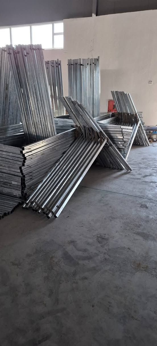 حرف تی کەپری مێو نرخی یەدانەی5500دینارە لەبۆری4بە4ری دژە ژەنگ دروست کراوە قیاسی2م بەرز150سم پانە بەجوملەو مفرەد بەردەستە گەیاندنیشمان هەیە ناونیشانمان چوارقوڕنە گوندی گرجان سەردووسایدی گشتی کۆگای ڕێباز تۆربەی ژم***********کۆڕەک*********** رانية, السليمانية
