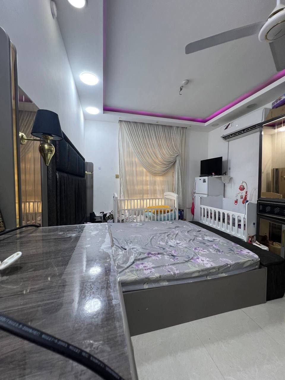 🏡 بيت للبيع – فرصة مميزة
📍 الموقع: العرضات، قرب الجامع الأزرق
📐 المساحة: 150 متر (7.5 × 20)
📄 الطابو: صرف وباسمي

🔹 الطابق الأرضي:

- غرفتا نوم
- صالة
- استقبال
- مطبخ
- منور
- صحيات داخلية وخارجية
- كراج سيارة
- تشطيب كامل كاشي وسيراميك
- بناء نظيف سنة 2011

🔹 الطابق الثاني:

- غرفتا نوم
- صالة
- صحيات جاهزة
- ديكورات وسيراميك
- غرفتان أماميتان بحاجة إلى تسقيف فقط
- السطح معزول بمادة الإيزوكام
- البناء سنة 2023

💰 السعر المطلوب: 160 مليون دينار
📌 ملاحظة: البيت عكادة، والسعر بي مجال قليل 
***********
