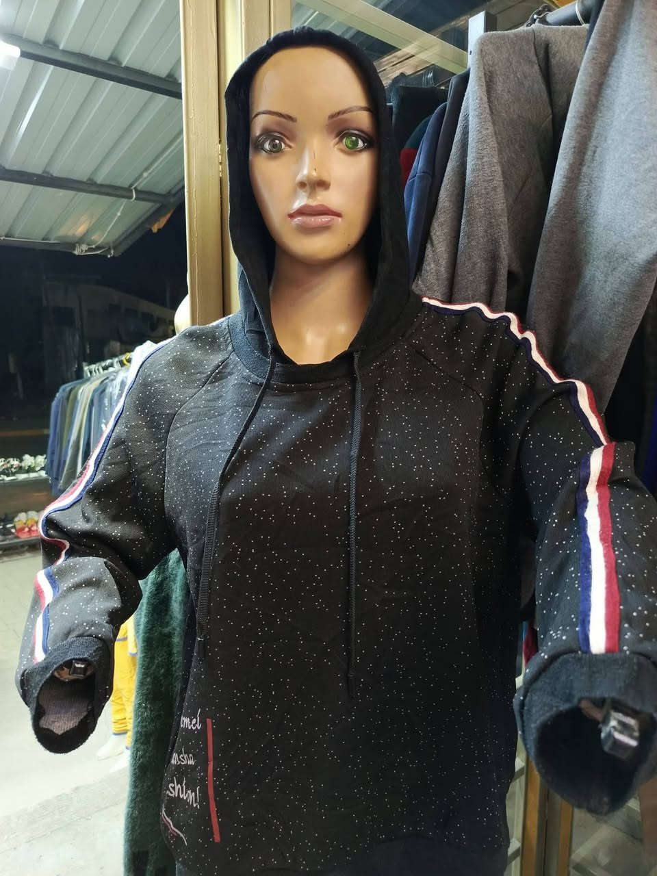 توفر هوديات نسائي باله اصلي بمحل ابو محمد 
العنوان حي الخضراء مقابل جسر الشهيد ابو بكر السامرائي 
للحجز والاستفسار:***********
