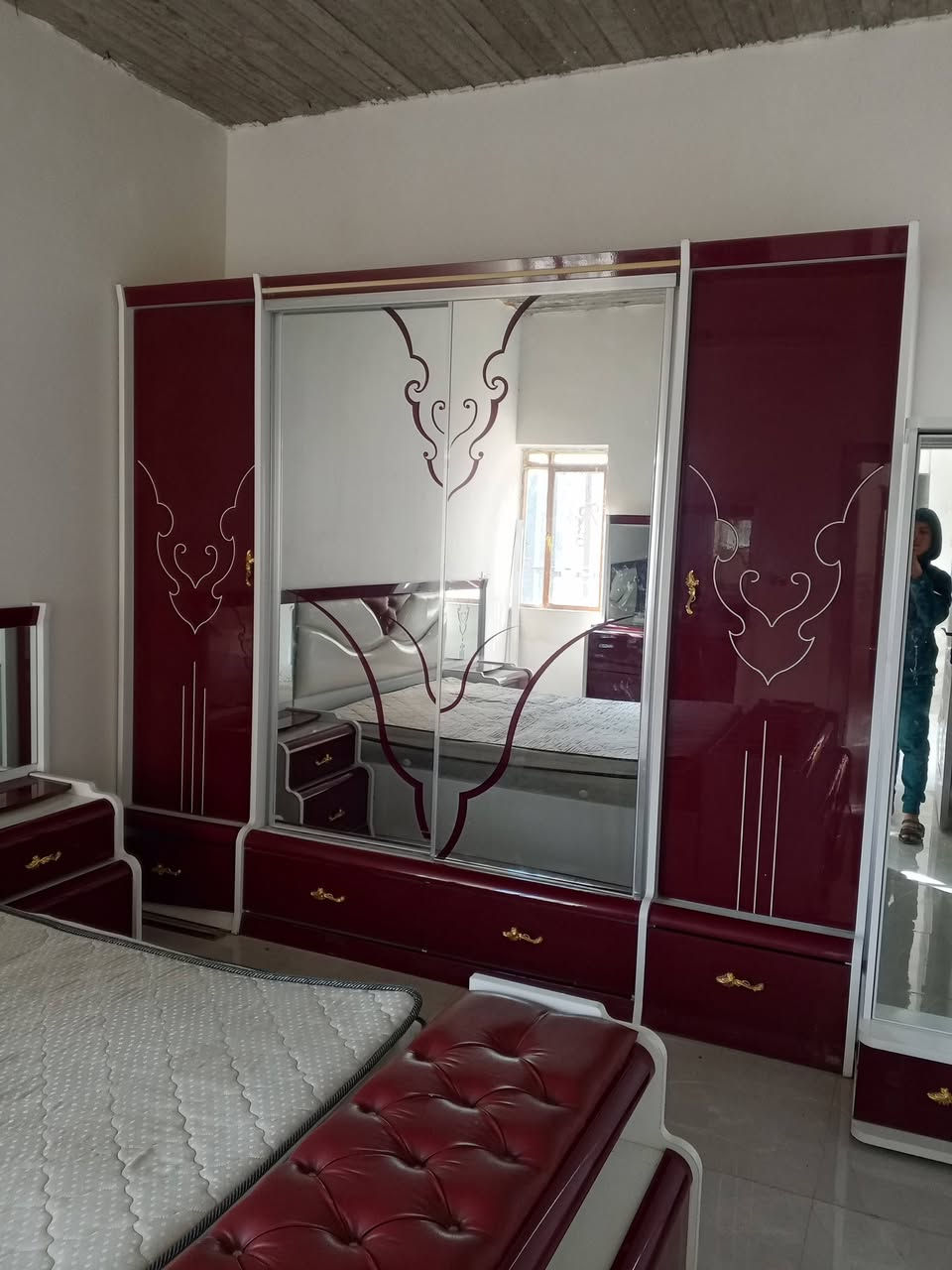 السلام عليكم غرفة نوم تركيه للبيع 
كنتور بوب سحب زاويه مرا فره دوشك وياها مستعمله شي قليل مكان كركوك حي نصر سعر خاص او الاتصال على الرقم ***********اسيا
***********زين
