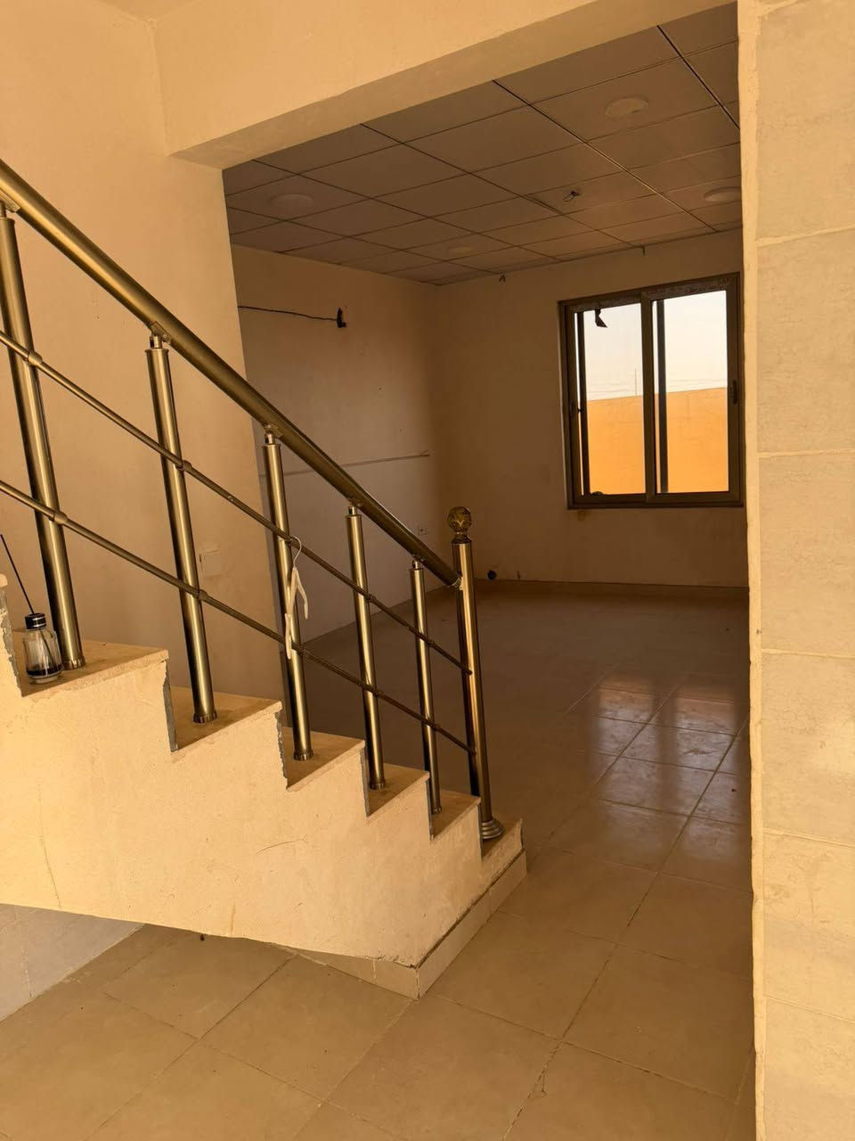 بيت 200م اليجار طابقين مجمع الصياده حي الورود الايجار 500 الف زاءد خدمات 50الف ***********
