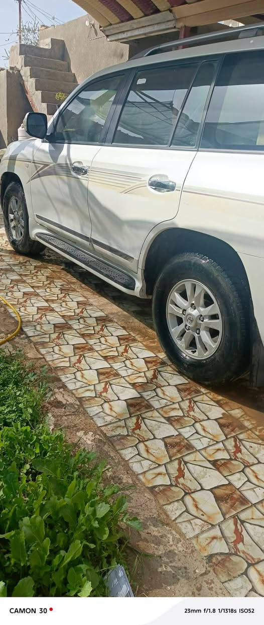 السلام عليكم لاندكروز 2010 سياره جديده سياره كفاله من صبغ وتبديل سياره 6 سلندر سياره فول موصفات رقم بغداد مميز السعر 300 وبي مجال مكان سياره ديوانيه رقم الهاتف ***********
