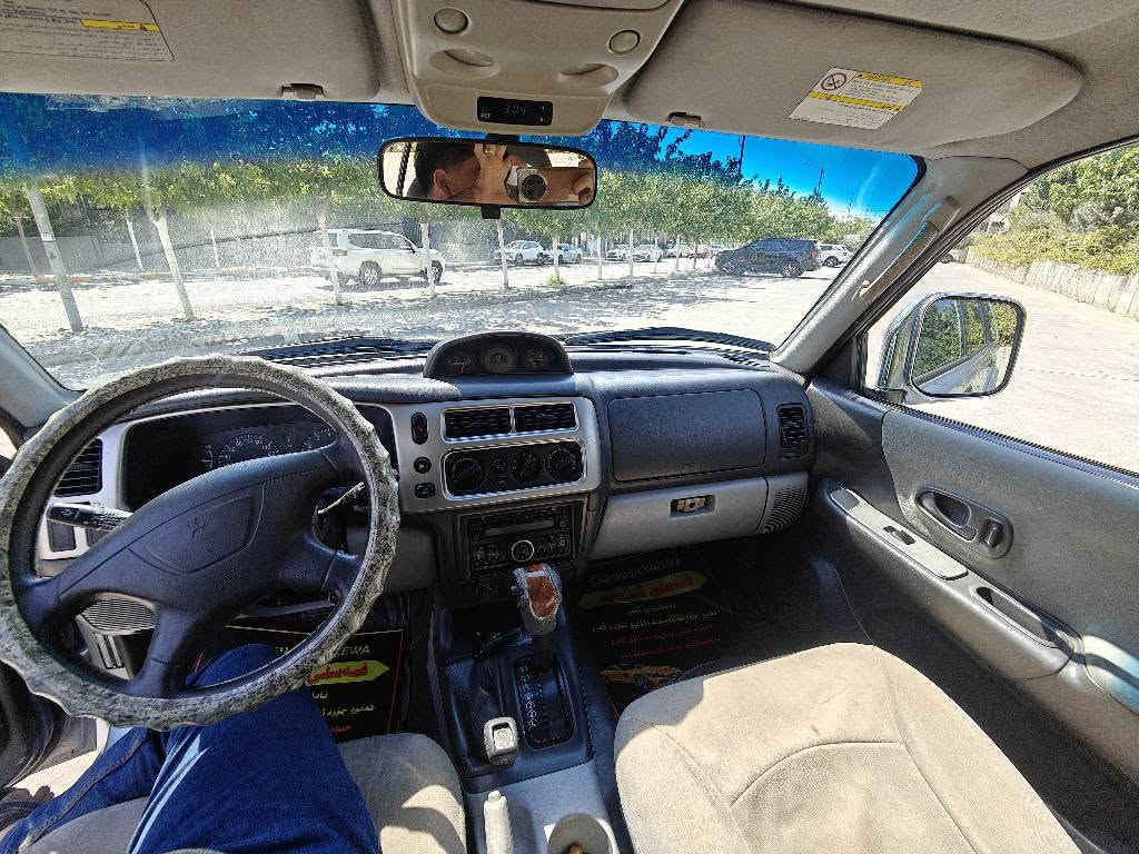 میتسوبیشی ناتیڤا ٢٠٠٦ (Mitsubishi Nativa GLS)
مۆدێل: 2006 (ناو زەرد)
گێڕ: ئۆتۆماتیک و دەبڵ گێڕ (4x4)
بۆیاخ: بێ بۆیاخ، کال بوونەوە (حەلاوە)ی نییە.
مەکینە و گێڕ: هەموو گیانی بەشەرت، بەبێ کێشە و تەقە و ڕەقە.
خزمەتگوزاری: ڕۆنی تازە گۆڕاوە، سەیارەیەکی زۆر توندوتۆڵ و بێ مەسروفە.
مواسەفات: سێ کاتژمێری سەر داشبۆرد، ئاوێنە کڕۆم، جەمەلەغ پان، ویل کرۆم، ناوەوەی زۆر خاوێن.
نرخ: 80 وەرەقە و مەعامەلە).
ژمارە مۆبایل: ***********. (***********) السليمانية, العراق
