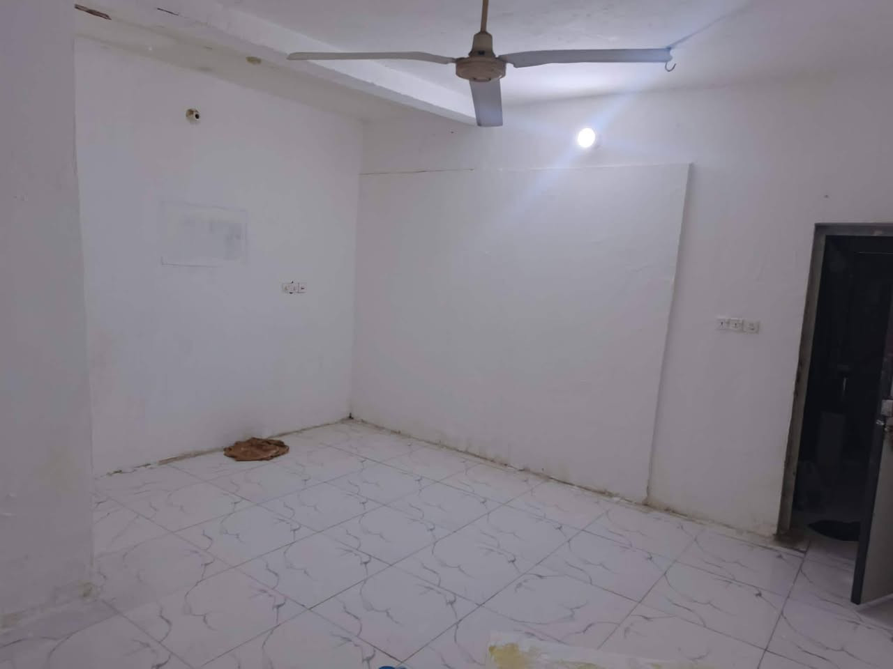 دار للبيع ٢١٠ متر 
حي سومر قرب أسواق الأنوار 
ط١:غرفتين +صالتين+استقبال +مطبخ حار وبارد +صحيات داخلية وخارجية 
ط٢:غرفة + صالة +صحيات 
للاستفسار الاتصال *********** 
واتساب ***********
