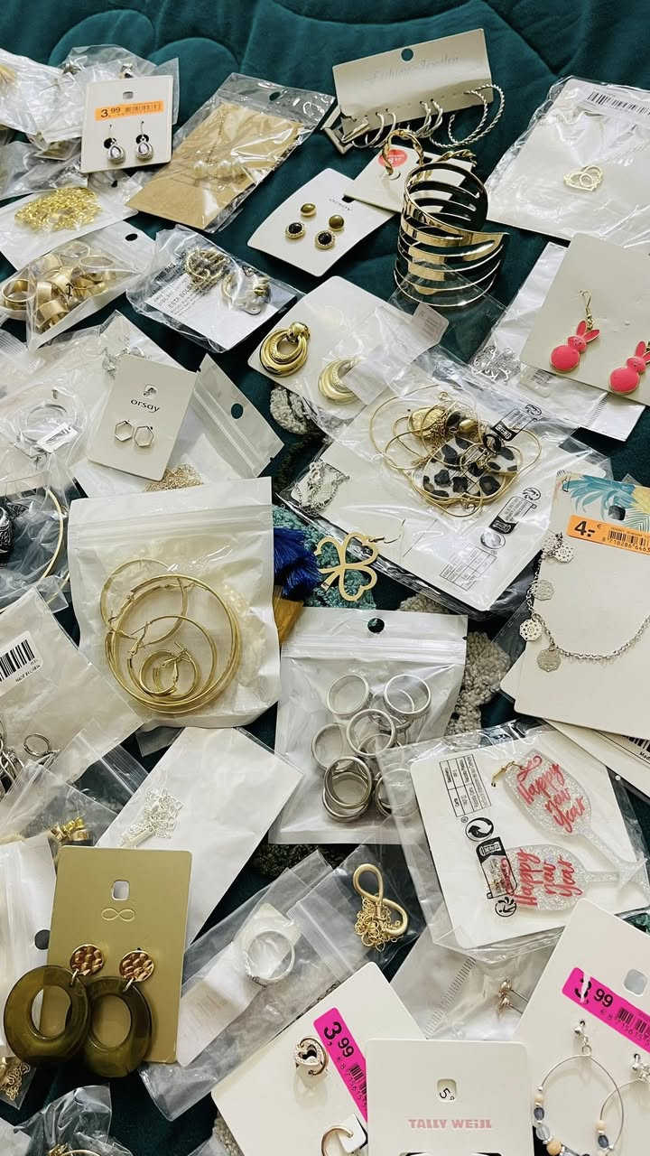 الشلحات  القطعة بـ اربعة ونص عدد ٦
والتراكات القطعة ب خمسة عدد ٤
كلهن بيعة وحدة بـ ٤٥ 

—

وعندي لانجري عدد ١١٥ قطعة بـ ٥٠ الف

وعندي اكسسوارات فوك ٢٤٠ قطعة بـ ٧٥ كلهن

وعندي اطفال ملابس شي ان القطعة بـ ١لف عددهن ٥٨ كلهن بـ ٥٥ الف

عندي منزلي كارتونة تخبل وكلشي بيها 

وعندي ملابس طلعة ومكس نسائي هاي خلو سعر عليها واشتروها

#تعزيلة_مشروع


**إذا كنت صاحب هذا الإعلان وتريد حذفه لأي سبب، رجاءا أرسل رسالة إلى الدعم الفني**