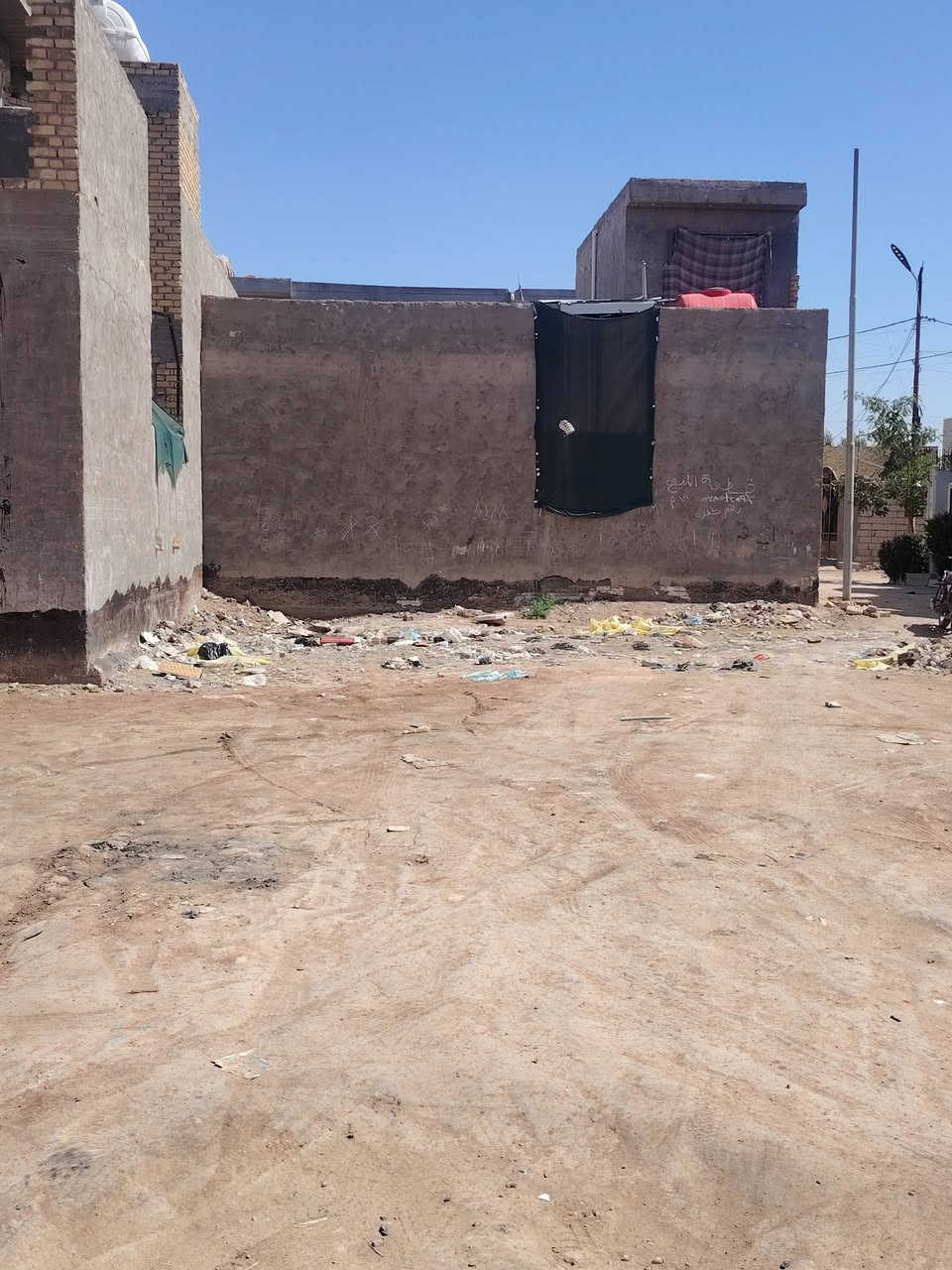 قطعه للبيع ١٠٠ م ابعادها ١٠ واجهه ونزال ١٠ شارع الرئيسي لمدرسه المستقبل تبعد قطعتين عن الشارع العام السعر ٢٥ رقم هاتف ***********
