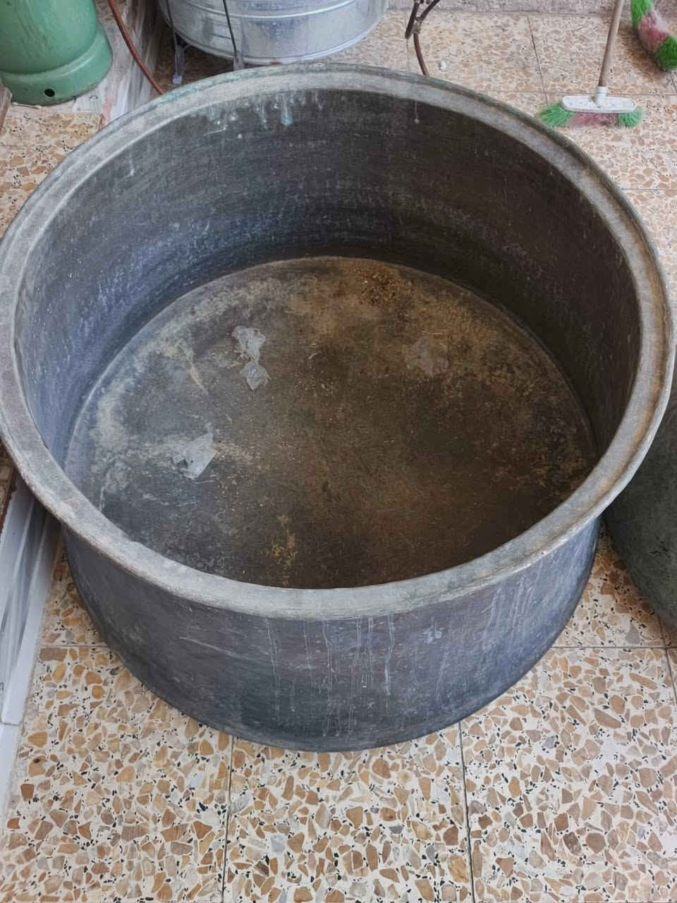 صفاري نحاس احمراحجام كبيره واوزان ثقيله صالح للطبخ المكان البصره لايوجد توصيل محافظات رقمي ***********واتساب
