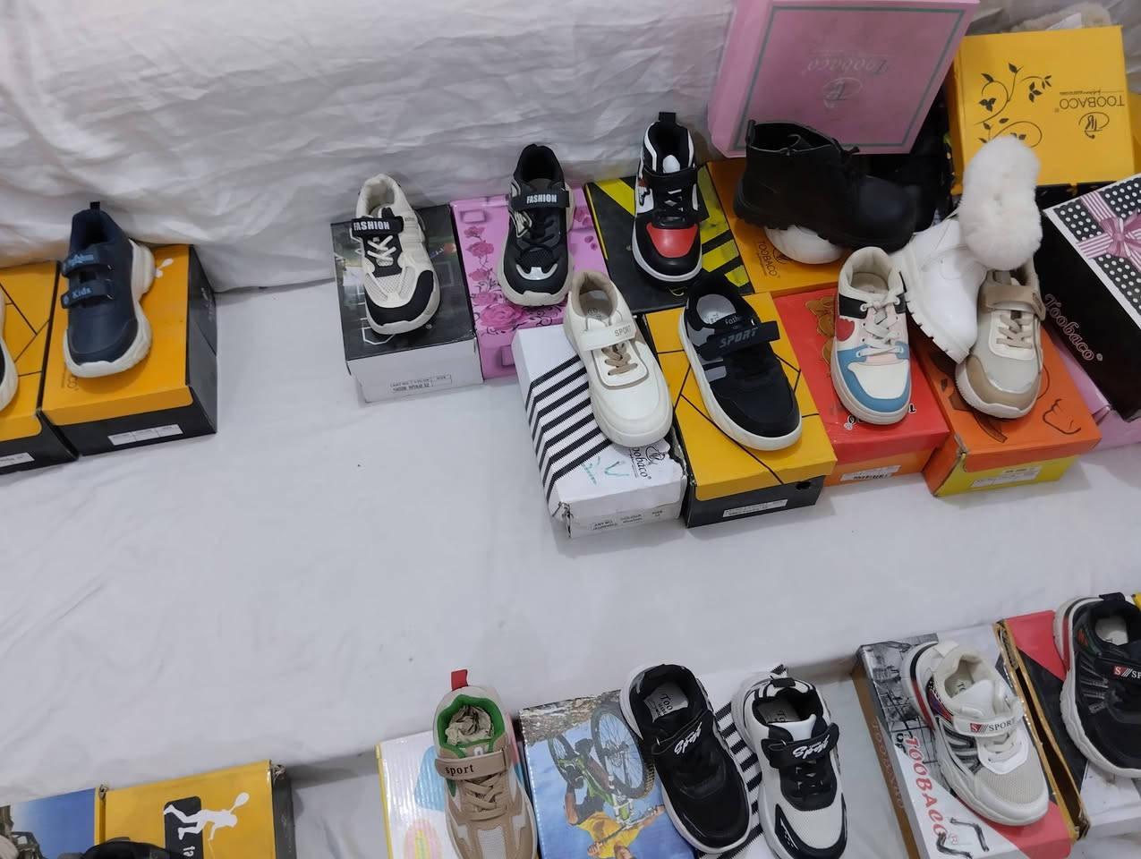 شلعة احذيه تعزيلة محل ٦٠قطعة قطعة ب ٤شلع رقم تلفون 
*********** او التريد تدخل خاص تحجز تخلي رقم الهاتف وعنوان بلظبط حتى يجيج المندوب تقيسين القطعه ب ٤قياسات باقيه من ٣٥ولجوه
