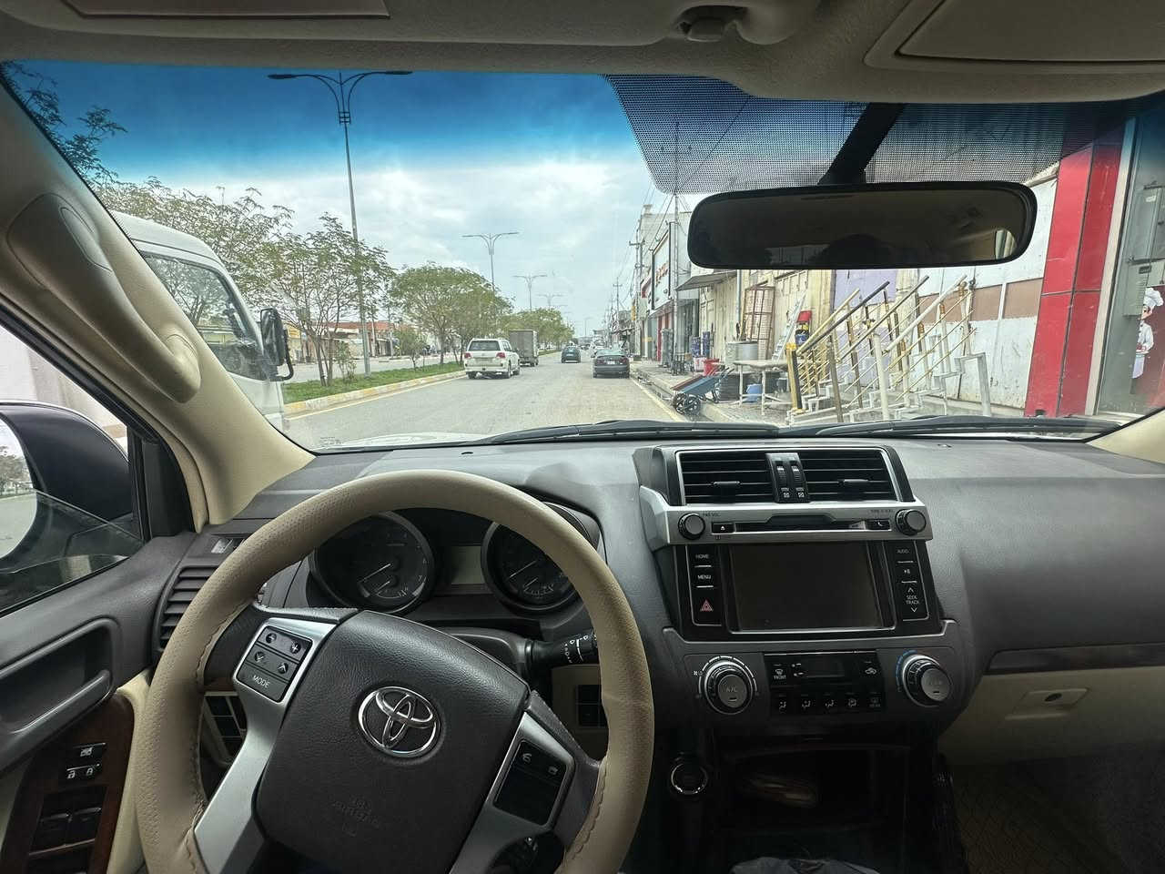 سلام عليكم سيارة برادو البيع  موديل 2016 مكينة 6بستم ماشية 192الف سيارة كفالة عام ما عدة دعميات مصبوغة وسونار مجود بصور سيارة معروضة 230 $تفاصيل كثر تصال ***********
