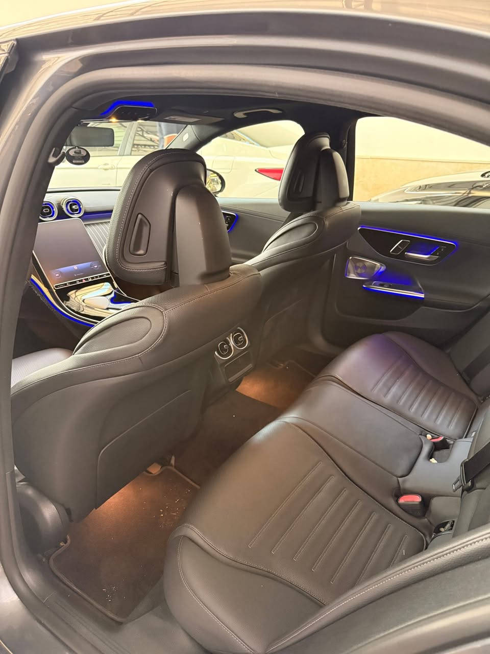 Mercedes  benz c 300 2025 
السيارة فول مواصفات (بانوراما-دشبول بيانو - ٥ كاميرات - كشنات تبريد و تدفائه )
السيارة ماشية ١٢ الف ميل 
الضرر جملغ خلفي صغ و بي تعديل 
الرقم الشاصي موجود ويا الصور 
الهاتف : ***********
السعر :☎️📞
