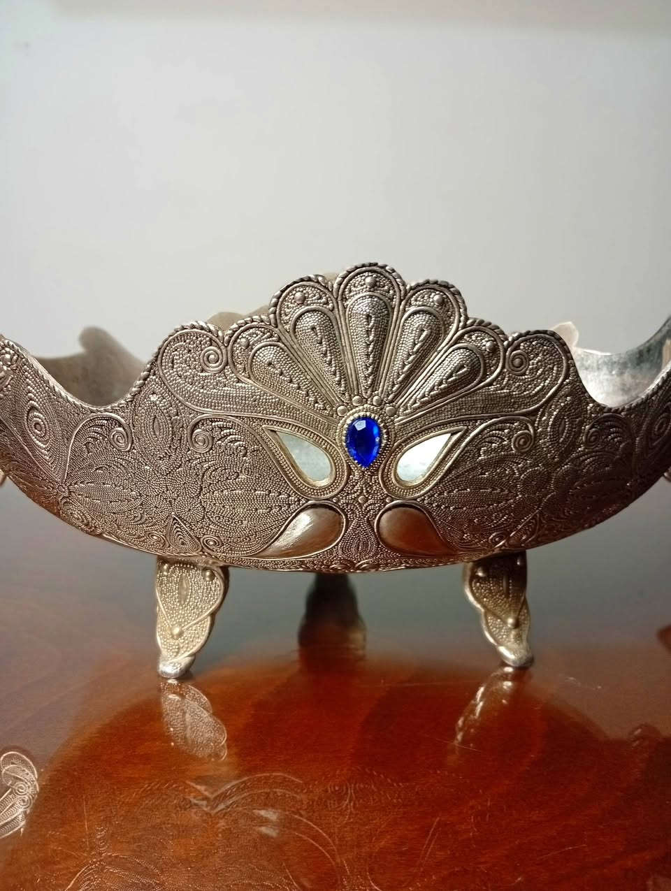 للبيع.. تحفة فنية عريقة لعشاق الفخامة والأنتيك ⚜️
طبق تقديم وتزيين فضي (Silver-tone Serving Dish) بتصميم ملكي باروكي ساحر، مرصع بفص أزرق لافت في المنتصف، مع مقابض أنيقة وأرجل مزخرفة تزيد من فخامته.
📐 المقاس: العرض 33 سم.
✨ الحالة: ممتازة جداً (حالة المعرض) وبدون أي عيوب.
قطعة استثنائية تناسب أصحاب الذوق الرفيع وجامعي المقتنيات النادرة.
📥 للتواصل ومعرفة السعر: يُرجى إرسال رسالة خاصة أو ترك تعليق.


**إذا كنت صاحب هذا الإعلان وتريد حذفه لأي سبب، رجاءا أرسل رسالة إلى الدعم الفني**