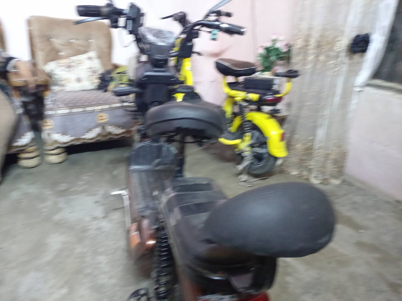 السلام عليكم  دراجة شحن
حجم 14
 اربع نمر سرعة 60
مثبت سرعة
لد ملون  لايت عالي ناصي
اشاير يمنة يسرة
بطاريات بشرط
التشغيل: كارت بصمة وسويج
مع جادر
السعر :200وبي مجال التواصل خاص
تو الاستفسار الاتصال 
***********
