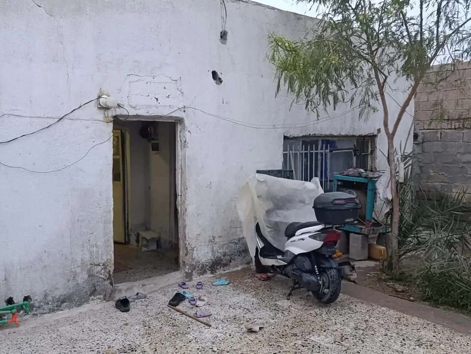 بيت مساحته 250 غرف ثنين وصاله ومطبخ واستقبال حديقه وترك كبير  بحي الجوادين يبعد عن الشارع 400 متر بناء بلوك سقف شيلمان الارضيه كاشي والجدران سيراميك وسقف ثانوي   شارع النفط الفرع المقابل كهوة بيت الطين قرب سوق سيد علي ***********
