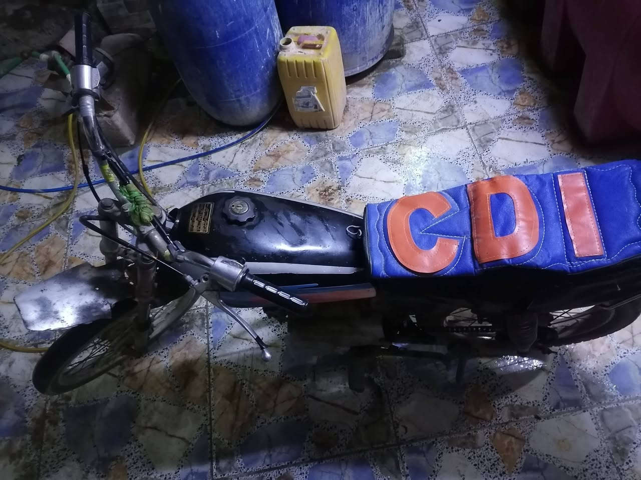 سلام عليكم شباب دراجه نامه 2013 اوراق اصولي تكدر اطلع رقم الدراجه كايمه بس تشتغل وتمشي مابيه شي كلجات زينه بس بستم وسلندر يرادله السعر 250 ولشراي يتصل الشراي يتصل ويدلل ***********
