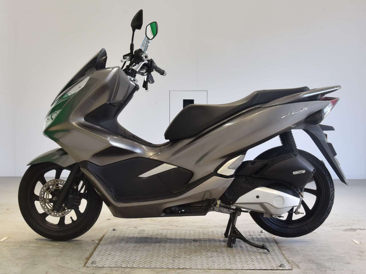 ‏السلام عليكم PCX جيل ثالث 🇯🇵 ياباني مرقم بغداد مشروع وطني تحويل ثاني يوم رقم انكليزي 
‏وياه بصمة وحدة  
‏​⚙️ المحرك: 125CC 
‏​🎨 اللون: فيل  مـمـيـز ❄️.  
‏ماشية 21 الف وبل يابان ماشية9 تالاف 
‏مواصفات
‏حساس ازدحام ✅
‏حساس استان ✅
‏الدراجة ورقة المزاد مالتهة وصور اليابان وتقريرهة  مالتهة موجود    
‏ 🛠️ الدراجة: مكفولة كفالة عامة من كلشي 
‏​​📍 الـمـكـان: بـغـداد 🇮🇶
‏📱 لـلـتـواصـل والإسـتـفـسـار:📞 [ *********** ]
‏
