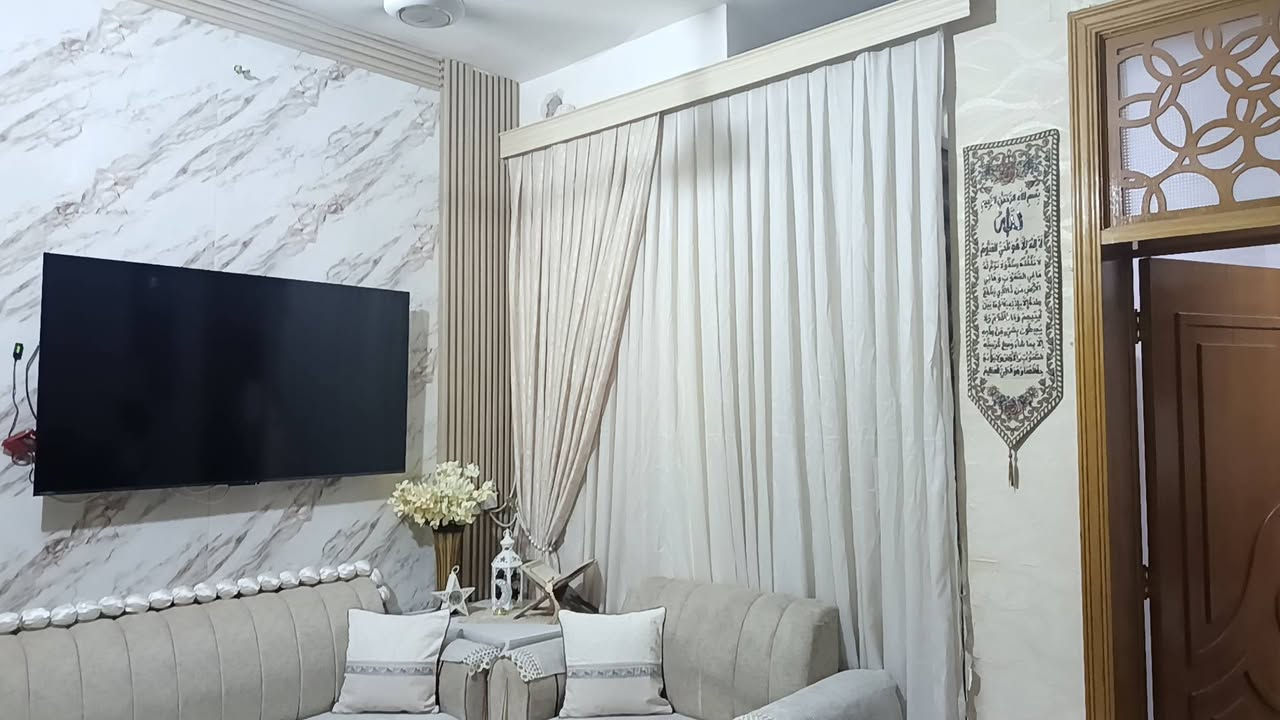 السلام عليكم ورحمة الله وبركاته عندي بيت 100 م طابقين للبيع من يتكون ثلاثه غرف نوم واستقبال وصاله ومطبخ حمامات ثلاثه في حي الامل قريب من قنطرة السلام. هذا رقمي ***********
