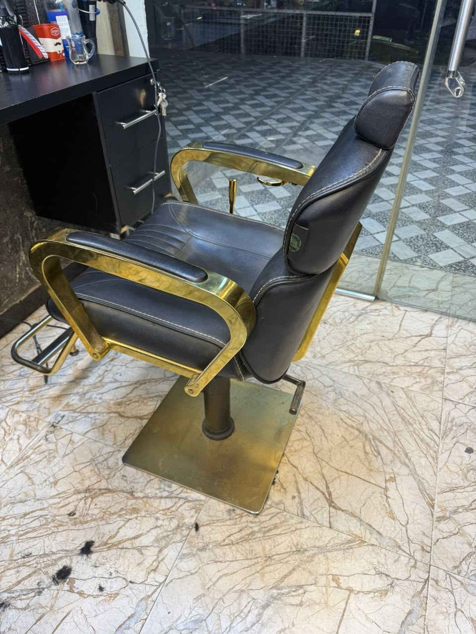 كرسي حلاقه للبيع سعر مناسب
استعمال 6 اشهر فقط 
هـ/***********
