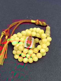 سورة الرحمن، الآية \(22\): "يَخْرُجُ مِنْهُمَا اللُّؤْلُؤُ وَالْمَرْجَ...