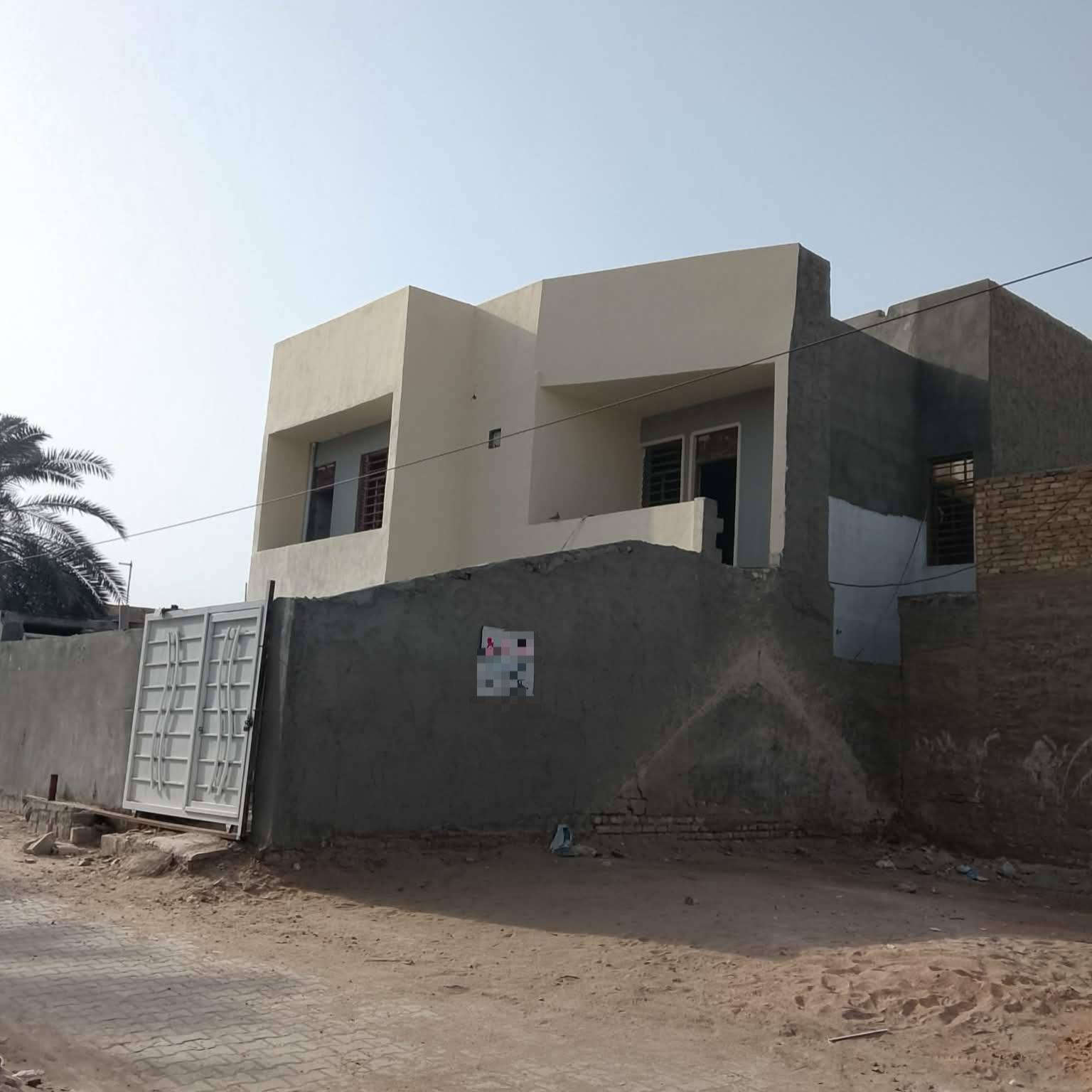 بيت للبيع مساحه ٢٠٠ م طابو صرف بناء طابقين 
الطابق الأول امرمم والطابق الثاني بناء جديد يحتوي على استقبال وصاله و٤ غرف نوم ومطبخ وصحيات البيت تسليم مفتاح سعره ٢١٠ مليون عنوان كربلاء الحر حي العسكري شارع حبيب أبو الإنشائية أي استفسار اتصل *********** نستقبل جميع العروض في انحاء كربلاء
