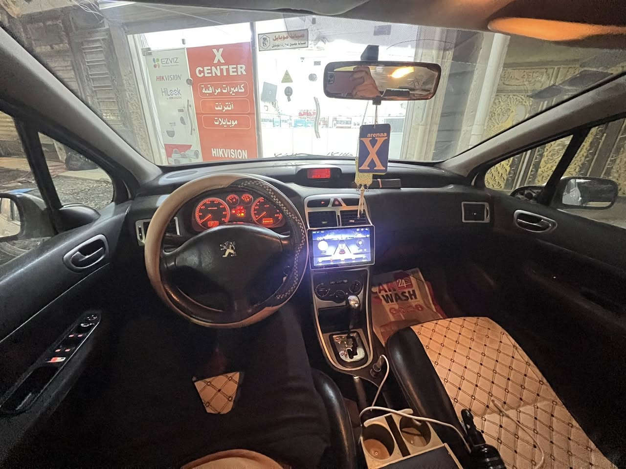 بيجو فرنسي 307 موديل 2005 
ماشيه 200 الف 
بلادي بدون صبغ 
هزه جديده 
سنويه جديده 
رقم انكليزي بغداد 
تبريد ثلج مكفول بلادي 
سياره نضيفه وما متعوبه مكفوله 
بيها دحجه خفيفه بالباب ترجع بارد 
سعرها 52 ورقه
*********** 
مكاني بغداد
