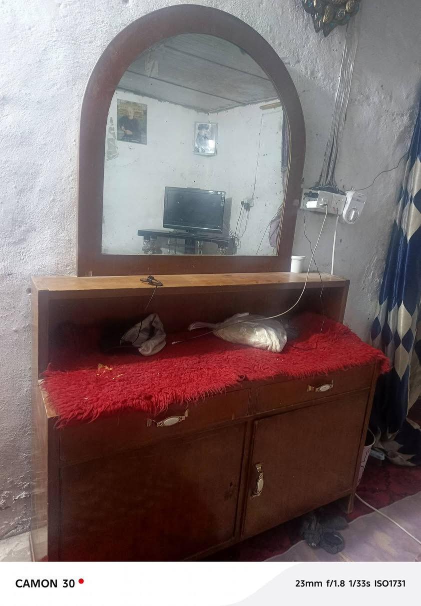 غرفه خمس بيبان صاج تكمه بيه ظرر خفيف سعر ١٥٠ الف  تراث قرب مصوصف رقمي *********** ابو علي
