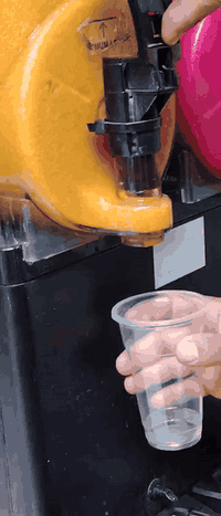 السلام عليكم براد + مكينت شلاش لبيع ثنينهم جدد ستعمال قليل  الله يشهد ابد ما طابات تصليع  عنواني بغداد الشعله جسر الشعب ***********
