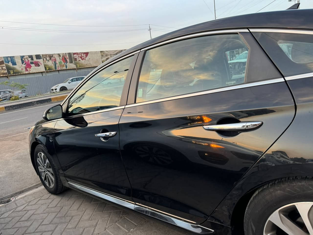 سلام عليكم
سوناتا ٢٠١٦ وارد امريكي 

حادثها دعاميه خلفيه وبيها صبغ كلير جاملغت خلفيه وباب خلفي بدون ايرباك سياره 

فول ١-١سبورت 

رقم بغداد بسمي تحويل مباشر 

كير محرك صدر كفاله 
السعر. 120وبيها مجال بسيط 

للاستفسار. ***********

***********
