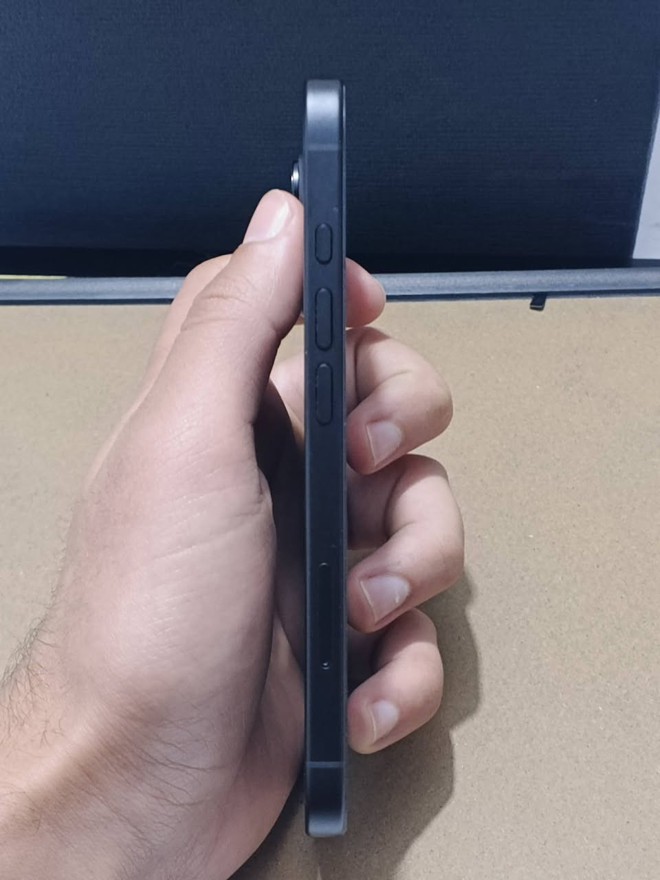 ايفون 16 الايفون بعده بحالته الوكاله هل تشوف عينك من بطاريه إلى  الشاصي .
نسخة الشرق الأوسط 

بطاريه 100٪ ما معلايه شرط الفحص 
سعه التخزينيه 128
وكذلك الجهاز تحت ضمان الوكاله 

يجي ويه : 

1- شاحنه بيه ضمان سنه من اي ستور 30w
2- كفر شامو 
3- اقوى واحسن لاصق شاشه بالسوق
4- كارتون الجهاز .

مكاني بالتنومه رقم الهاتف *********** فقط واتس 

سعر الجهاز : 950
