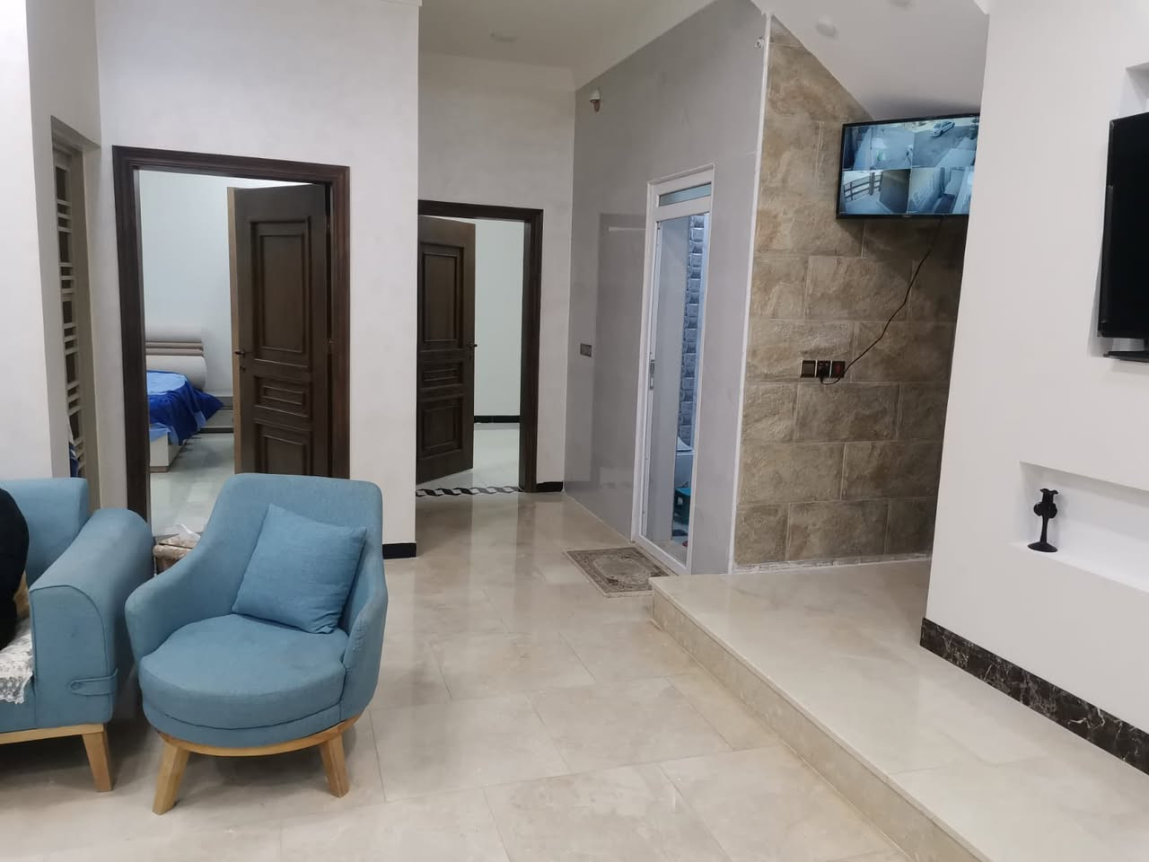 دار سكن للبيع 

العنوان / الموحيه خلف تجهزات اكرم 

المساحه / 200 م شارع ١٥ متر 

تفاصيل البناء/ طابقين مسلح حديث 

ط١/ صاله استقبال غرفتين مطبخ صحيات 

ط٢/ صاله ٤ غرف نوم  صحيات 

ارضيه مرمر +بورسلين +ديكورات مغربيه 

للمزيد من المعلومات يمكنكم التواصل معنا على الرقم التالي 

***********

***********
