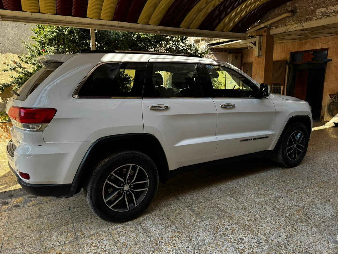 السلام عليكم جيب لمتدد 2018 رقم بغداد الجديد سنويه لغاية 2030 والهزه جديده فول مواصفات عدا الفتحه حادثها وسونارها موجود بالصور سيارة جاهزه ما ناقصها شي  السعر 220 وبيها مجال بسيط مكاني ذي قار 
***********
