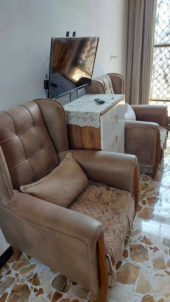 السلام عليكم
بيت للبيع او مراوس حسب القناعه مع لاثاث
طابو زراعي سند ٢٥ مكاتبه وقرار محكمه ومشمول بل تطويب
موقعه كلش حلو وشارع خوش ناس وامان
المساحه ١٢٥ واقع حال هوه اكثر 
عنوان بغداد الدوره هوررجب مقابيل شارع ستين
يبعد عن شارع غزه ٣٠٠ متر قرب جامع لازهري
يحتوي على استقبال ومطبخ بل وجه اله مدخلين
وهول ومنور
وغرف نوم ٢ اكبار كلش
بيع ١٢٥ مليون او مراوس بزراعي بحي المهندسين مساحه ٣٠٠ متر 
***********
