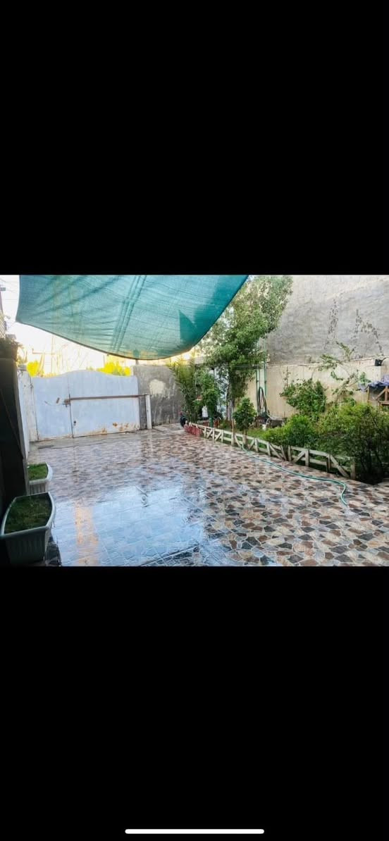 سلام عليكم بيت للبيع مساحته 192 واقع حال السند 150 طابق ونص طابو صرف زراعي سند 25 الدورة حي الصحة بضهر كلشي وكلاشي شارع هدوء وناس ذهب ومقابيل البيت تشجير حديقه كبيره 
1الأرضي استقبال كبير ومطبخ وغرفتين وترك 2 وحمام 2 داخل البيت وخارج وطرمه كبيره كلش 
2الطابق الأول غرفه كبيره وسويت حمام داخل الغرفه ويا وبيتونه وسطح ومخزن 
ملاحضه البيت الماء24 ساعه ابد ما ينكطع وكهرباء كلش زينه ومجاري وشارع سبيس سعره 230
*********** اني صاحب  ابو البيت مو دلال ولا شي
