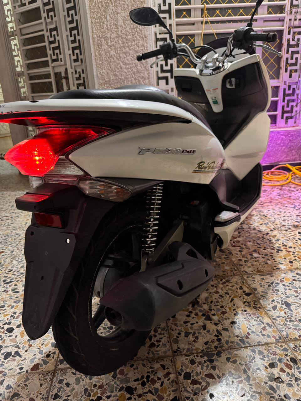 سلام عليكم PCX جيل اول ياباني ☑️
كفاله عامه كفر ومكينه بلادي  
مكينه 150 ☑️ 
حساس ستان ☑️ 
حساس ازدحام ☑️ 
وابيعلك من باب البيت وانطيك ضمان بل مكينه بعد سنه اذا كلولك مفتوحه ترجعهة عليه السعر1550وبيه مجال مكاني الامين الثانيه رقمي***********
