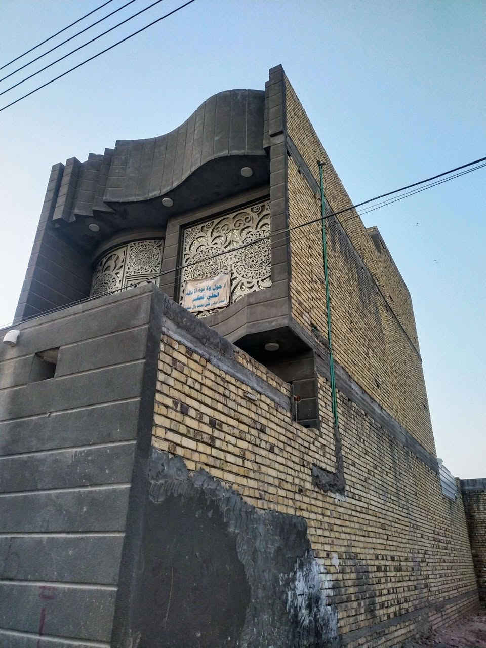بيت في ناحيه العكيكه قرب مدرسة الافق الاهليه شارع الرئيسي المساحه 120 متر يحتوي على استقبال خارجي مطبخ  حار وبارد مع صاله  وغرفه الطابق الثاني غرفتين مع مغاسل كامله بناء جديد رقم صاحب العقار ***********

