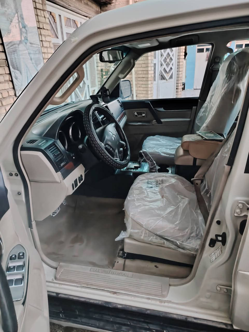 السلام عليكم سياره للبيع باجيرو ٢٠٠٨ خليجي حب تور رقم بغداد الإنكليزي بسمي سنويه إلى ٣٠ هزه جديده محرك كير تبريد ثلاث قطع خير من الله لو كير كله شغال تخم تاير جديد مكان السياره بغداد ناحيه الوحده الاتصال على الرقم *********** أو *********** السعر ١١٠ ورقه
