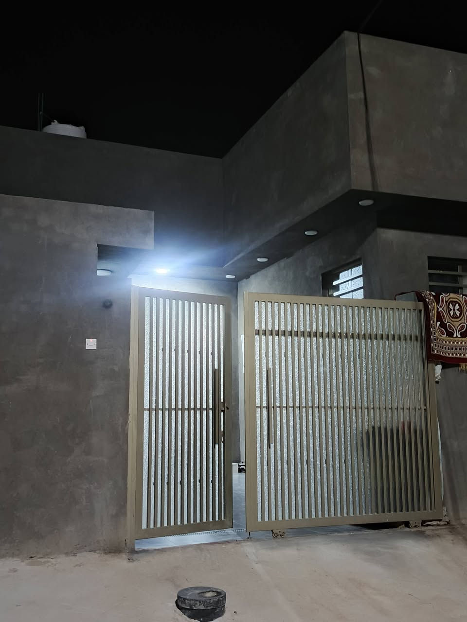 بيت للبيع عالحولي مجمع نبيل ( مجمع الزهراء) خدمات كامله مي كهرباء مجاري تبليط / بناء ٢٠٢٦ 
مساحه ٢٠٠ م 
***********

