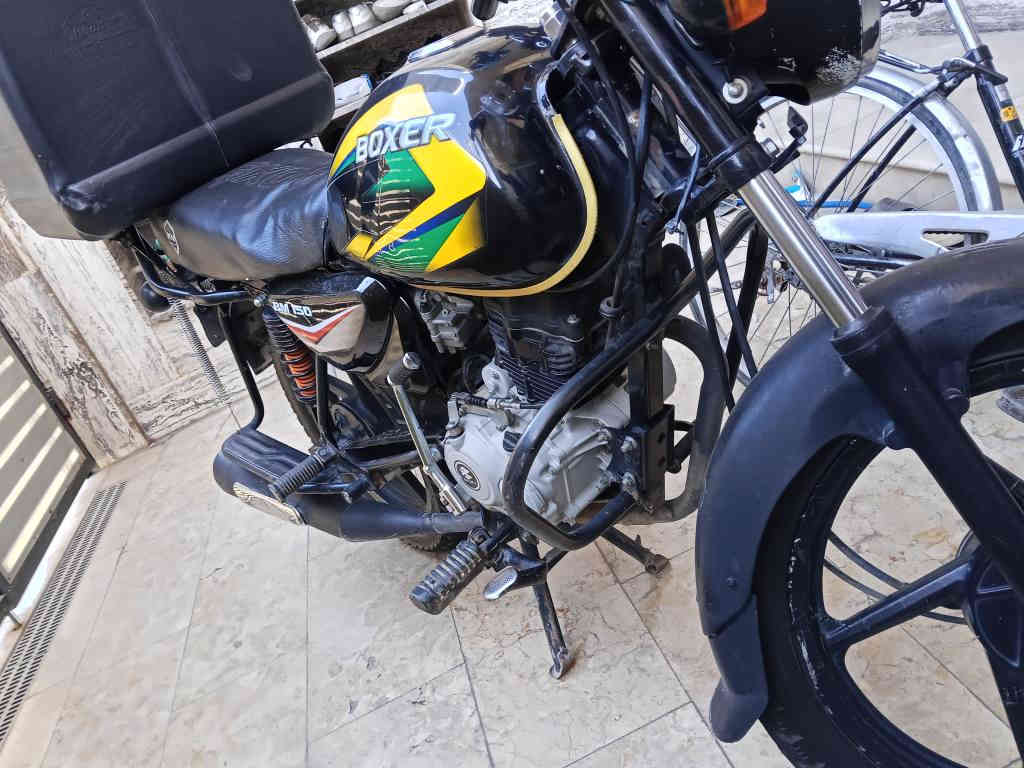 بوكسر موديل 22, 
اورق اصولي 
السعر مليون وميه وخمسين 1150
دراجه خير  من الله 
مابيها نقص برغي كلها شغاله
ضفيره كامله
مكينه ناعمه تخبل
كلاجات جديده 
تايرات جديده
مكاني بغداد الدورة المعلمين( *********** بغداد, العراق
