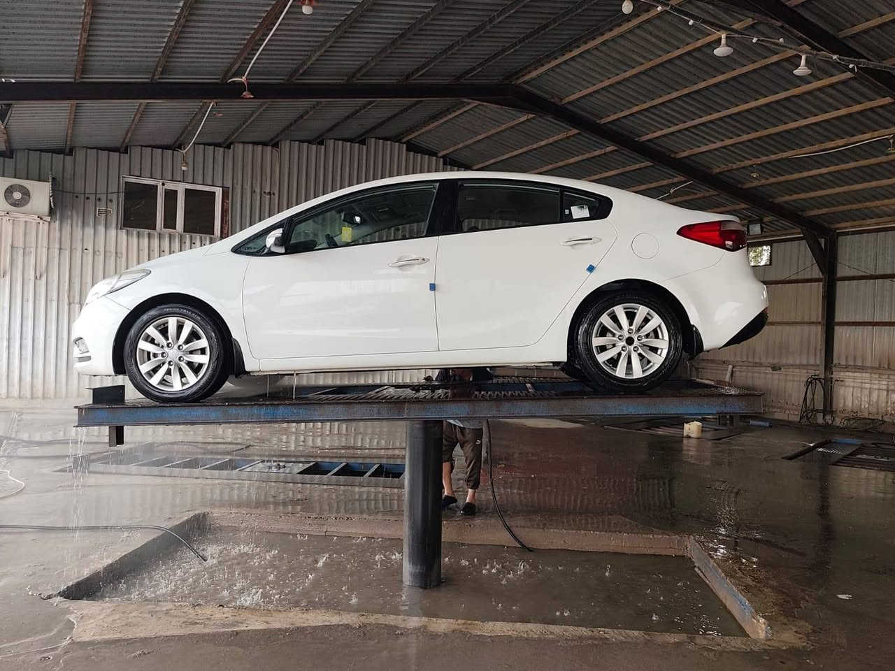 السلام عليكم 
كيا سيراتو 2014 مكينة 2000 وناعمه كلش گير ومكينه كفاله لا تنقيص لا تبخير ولا مفتحات ، السيارة فتحه تحكم استيرن جهتين شاشة كروز سرعه... الخ، استخدام شخصي ماشية 168 هزه جديدة وارقام انكليزي ، سعرها 130 وبيها مجال بسيط وهذا سونارها مكانها الناصرية باسمي
***********
