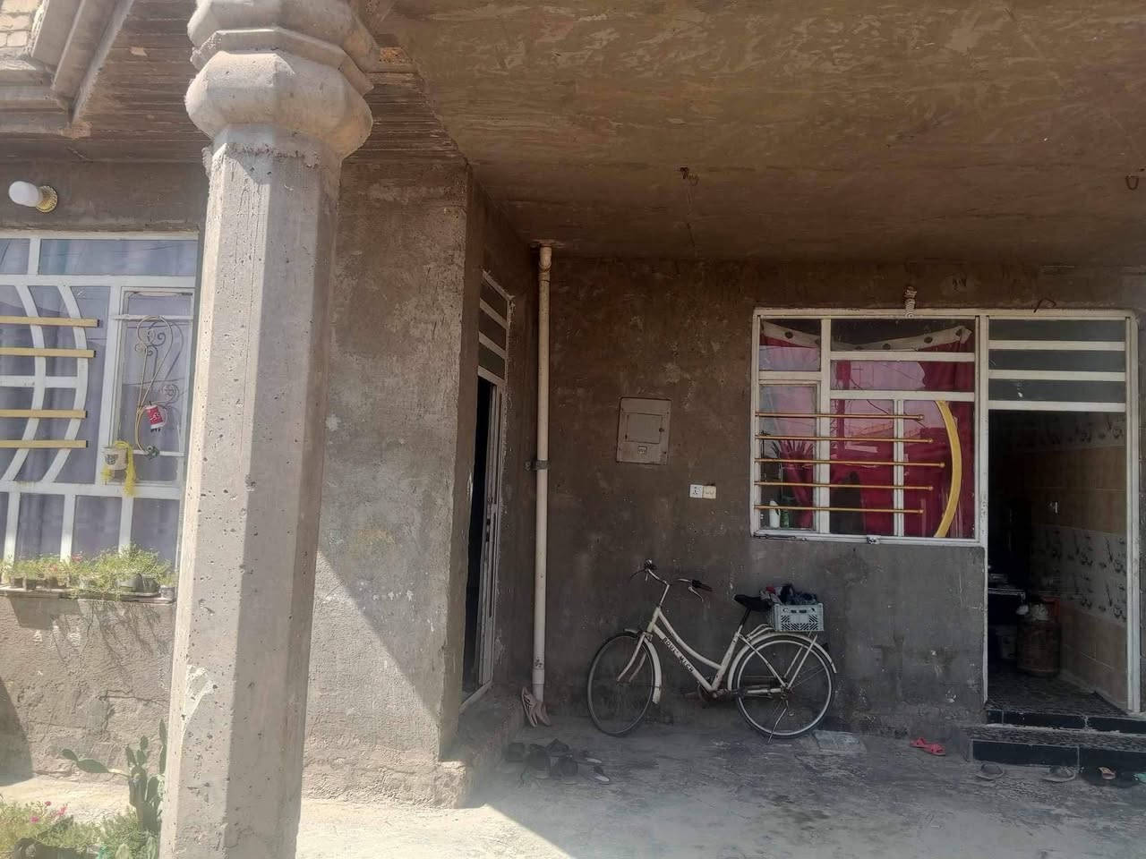 سلام عليكم بيت للبيع في منطقة الجعاره جميع الخدمات متوفره مساحة البيت 212م يتكون البيت من غرفتين وصاله استقبال ومطبخ وحمام داخلي السعر 65وقابل للتفاوض للتصال***********
