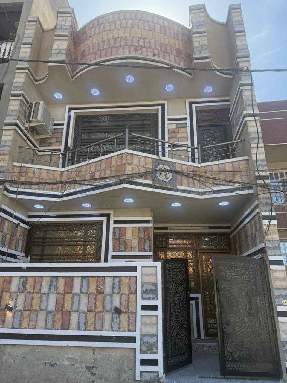 سلام عليكم من رخصت صاحب الكروب بيت البيع بناءحديث مساحه 100 متر يحتوي على 3نوم+ستقبال+حولي كبير+مطبخ حار بارد+حمامات فوك وجوه موقع محترم خدمات كامله لستفسار على رقم ***********
