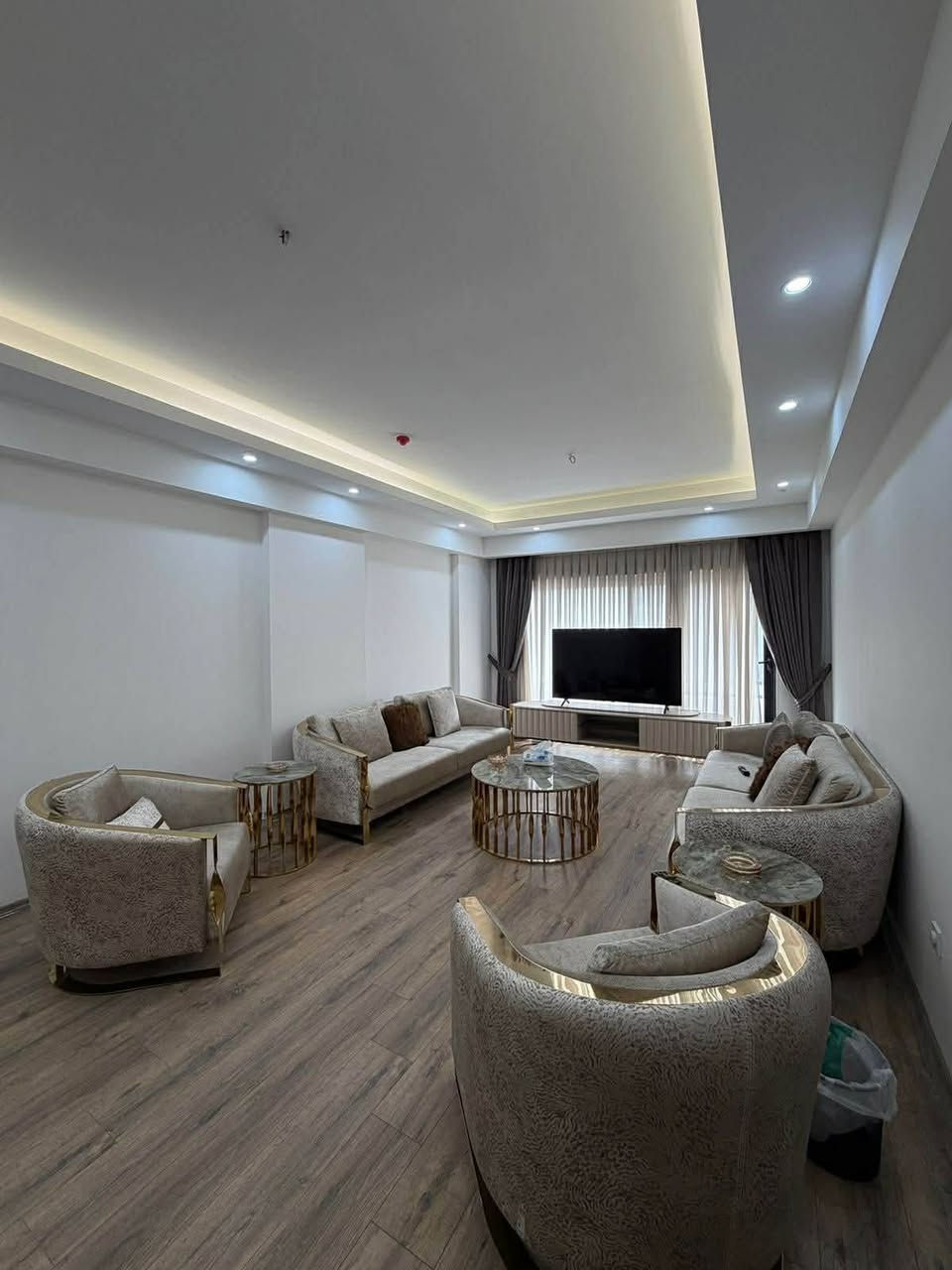 شقة للبيع في فلوريا ستي قسم روز كاردن 
مؤثث 
تتكون من
3غرف نوم 
صالة 
مطبخ 
3صحيات 
غرفة سويد بلكونين 
طابق 6 
مساحة176متر 
لاستفسار اكتر أتواصل ويا الارقام التالية
***********
*********** أربيل, العراق
