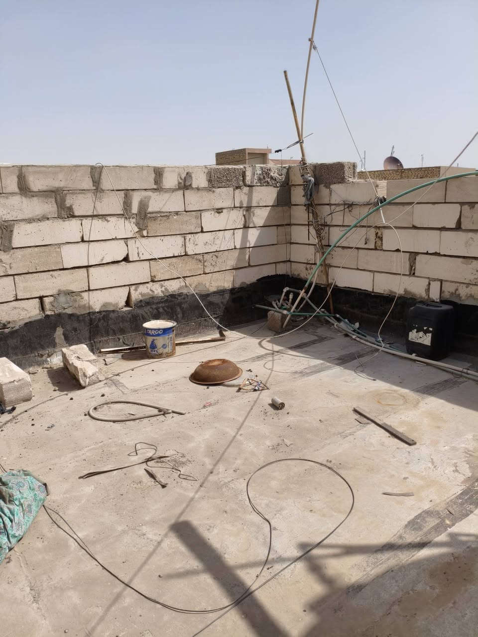 حياكم الله 
الموقع الجمهورية شارع المكاتب البيت 6 فرع عن سوق الجمهورية 
البيت طابقين غرفتان واحدة في طابق الارضي و 2 في طابق الاول 
*خدماته* هناك 2 براميل ماء واحد طابق ارضي والثاني في الاول منها ماء حلو وماء اعتيادي حسب رغبة المؤجر
سعر الايجار 750
لكن أن يكون دفع الماء والكهرباء على المؤجر 
مساحته 54م
***********
