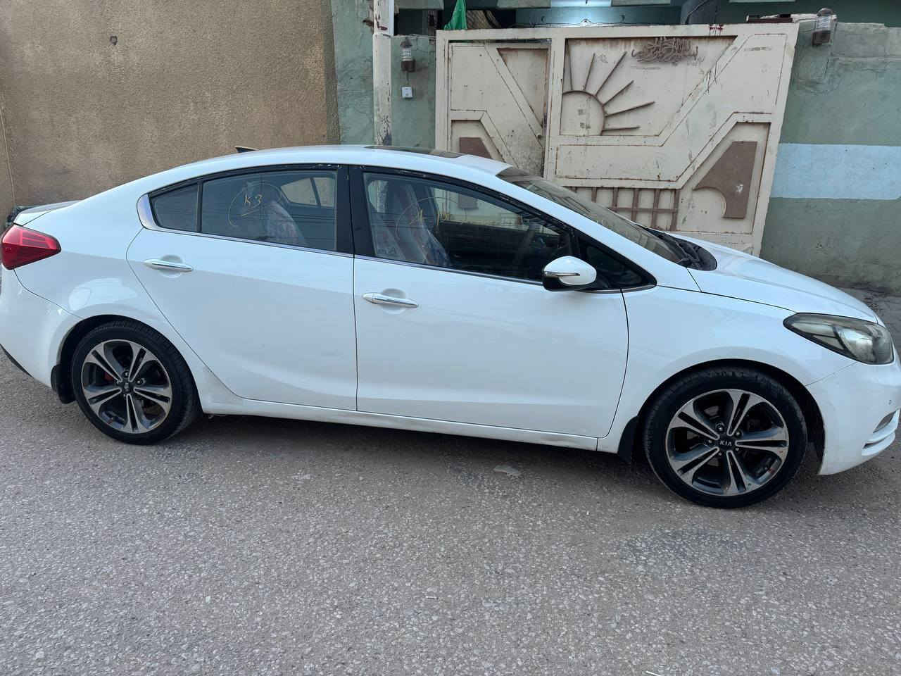 السلام عليكم سيراتو ١٤ محرك ١٦٠٠ فول مواصفات عدا البصمه بيها فقط بارد   وكارت بقبق جنطه  مكاني نجف الاشرف 
*********** السعر ١٢٠
