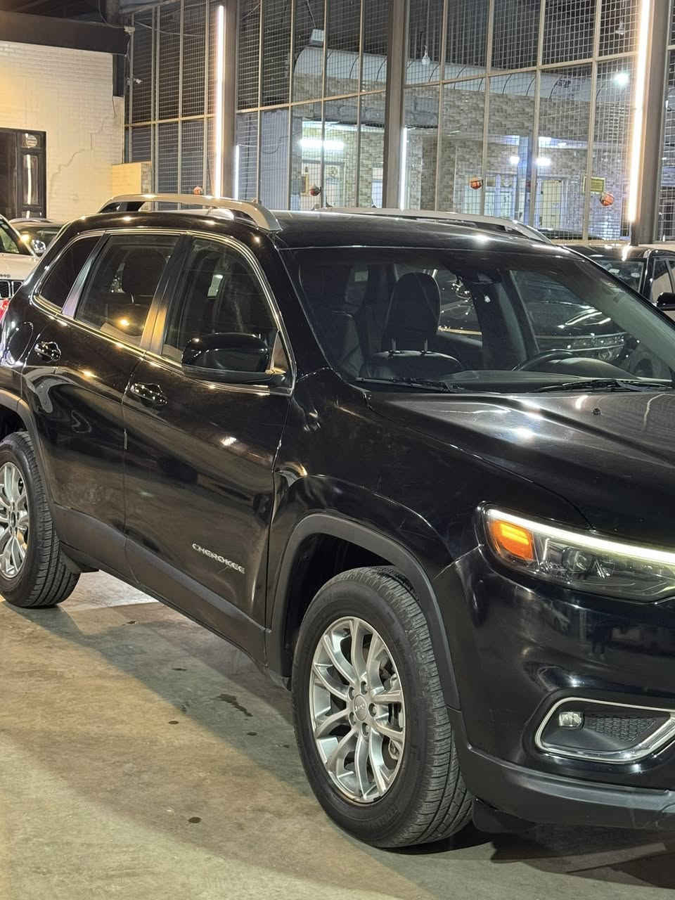 � جيب شيروكي 2021 (بزون)
📍 رقم أربيل
🔧 مكينة3600cc
✅ فول مواصفات 1/1 عدا الفتحة

✨ المواصفات:

 • أبواب بصمة
 • تشغيل عن بعد
 • مقاعد جلد
 • صندوق كهربائي
 • كاميرا 360 درجة
 • حساسات أمامية وخلفية
 • شاشة كبيرة
 • رادارات جانبية
 • نظام قيادة مريح جداً

السعر 155
📌 السيارة نظيفة وجاهزة للفحص
💰 السعر قابل للتفاوض للجادين


**إذا كنت صاحب هذا الإعلان وتريد حذفه لأي سبب، رجاءا أرسل رسالة إلى الدعم الفني**